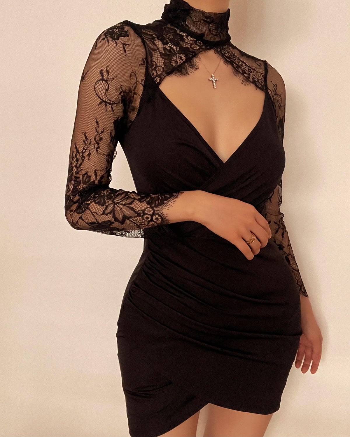 Hem lace low-cut high neck ruched midi dress - View 3