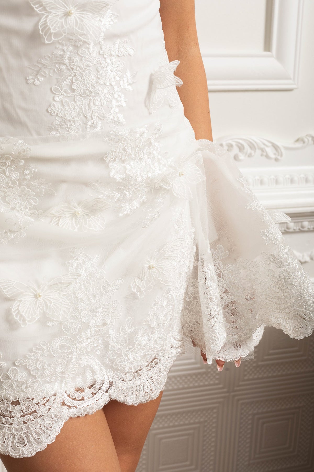 Scalloped Sweetheart Mini Dress With Embroidered Tulle - White - View 5