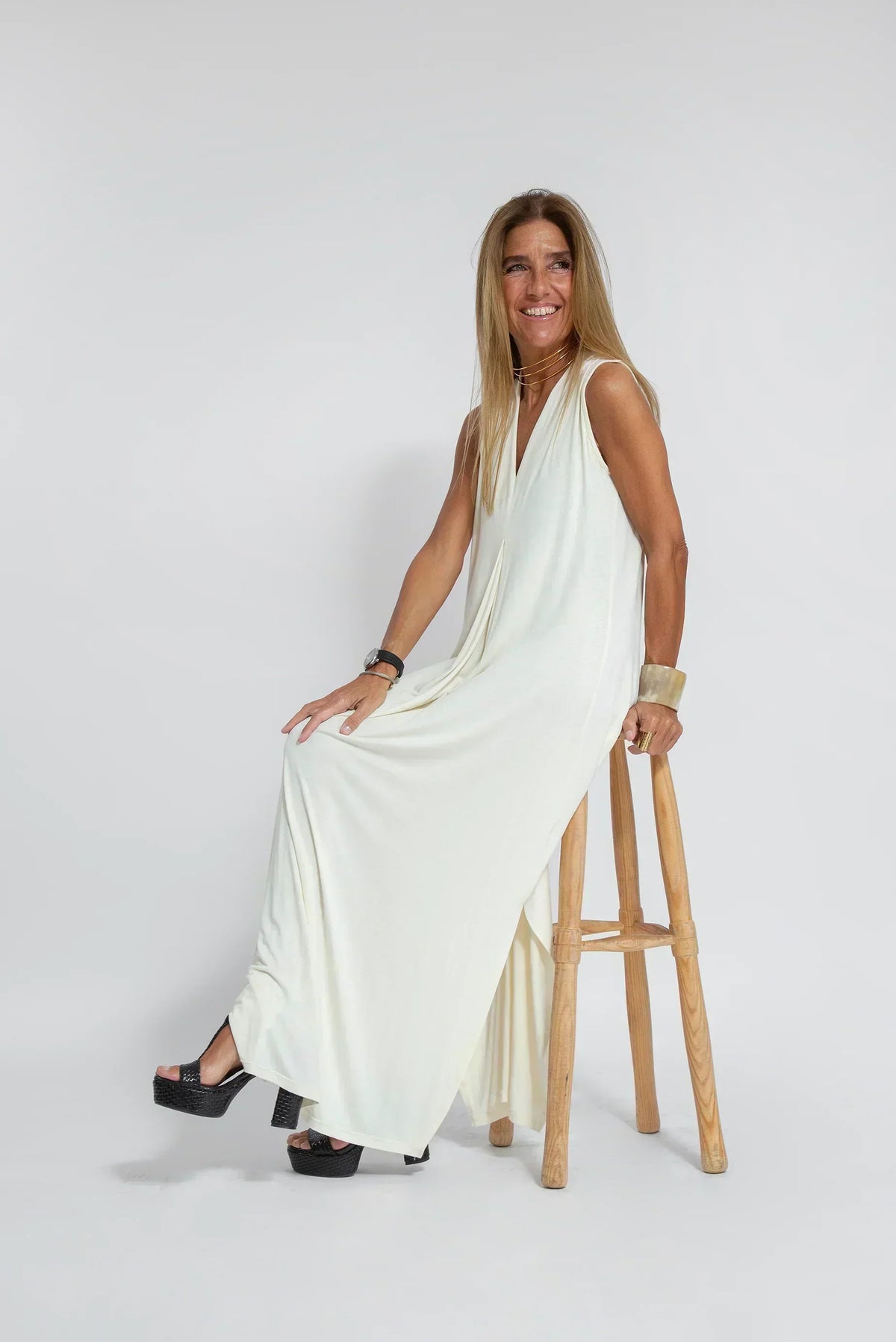 Deep V-Neck Sleeveless Center Pleat Flowy Maxi Dress - View 9