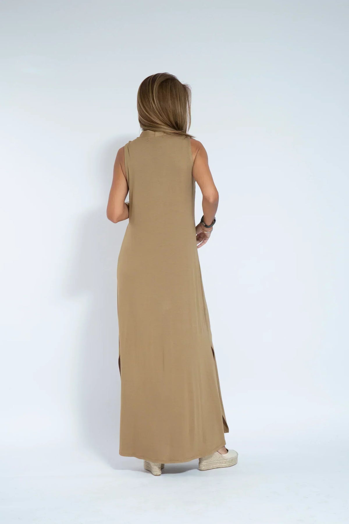 Deep V-Neck Sleeveless Center Pleat Flowy Maxi Dress - View 14