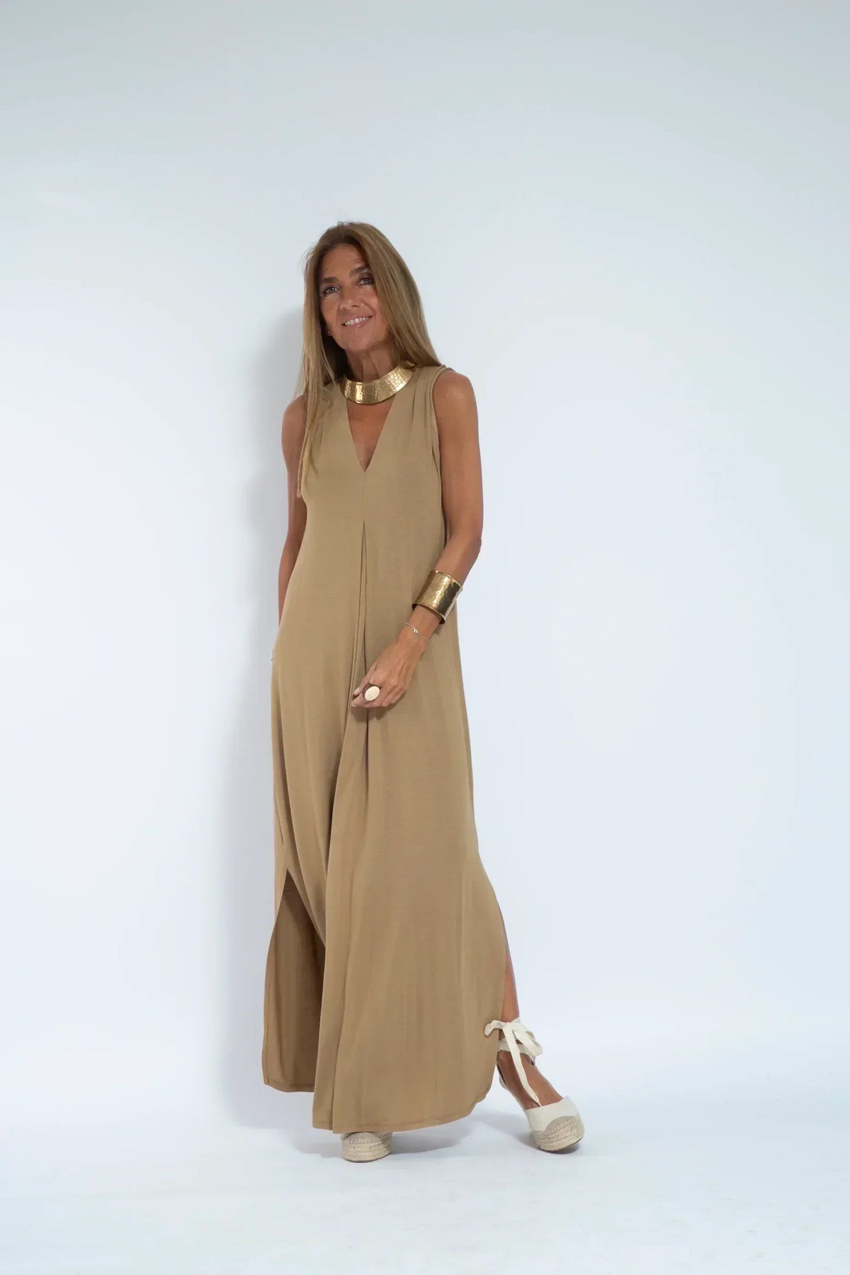 Deep V-Neck Sleeveless Center Pleat Flowy Maxi Dress - View 12
