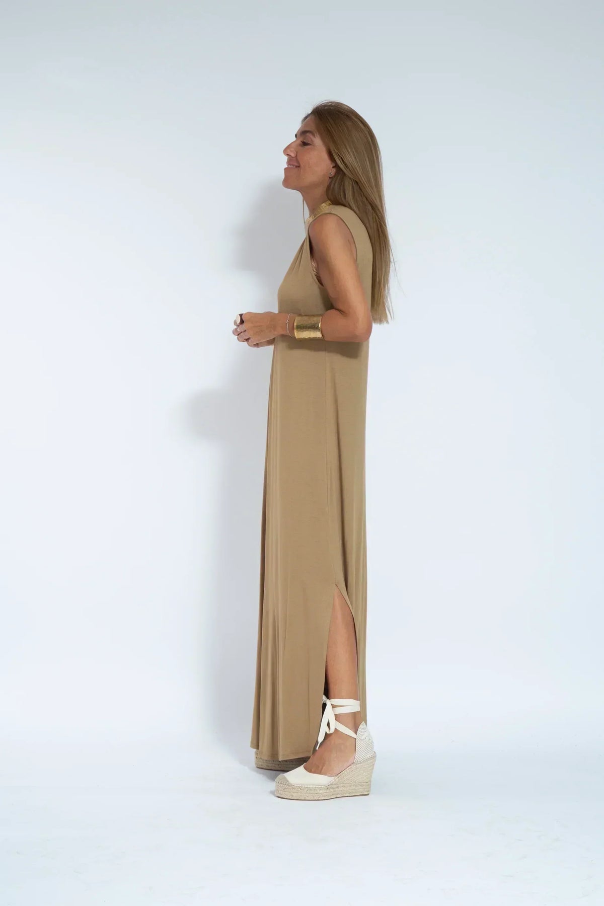 Deep V-Neck Sleeveless Center Pleat Flowy Maxi Dress - View 13