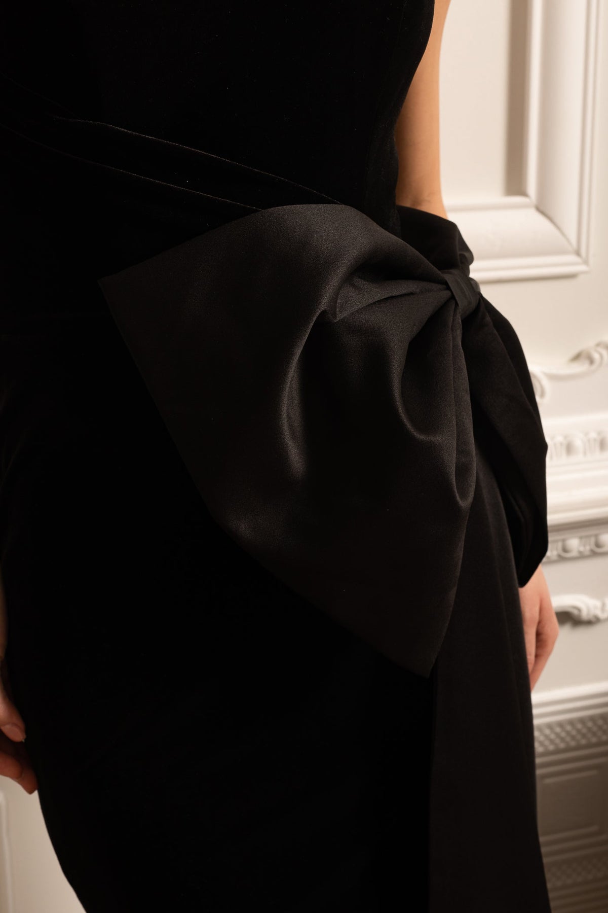 Elegant Strapless Dress With Draped Satin Bow - Black - View 10