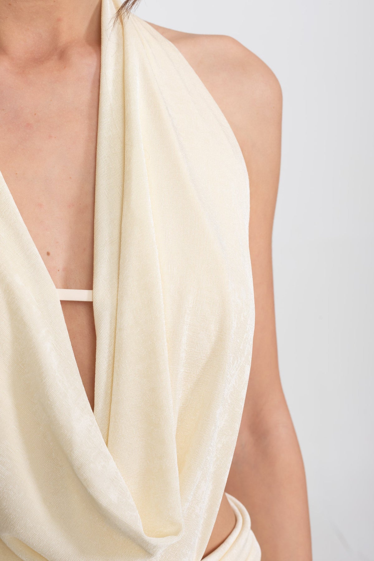 Draped Halter Gown With Ruched Side Tie Detail - Ivoire - View 10