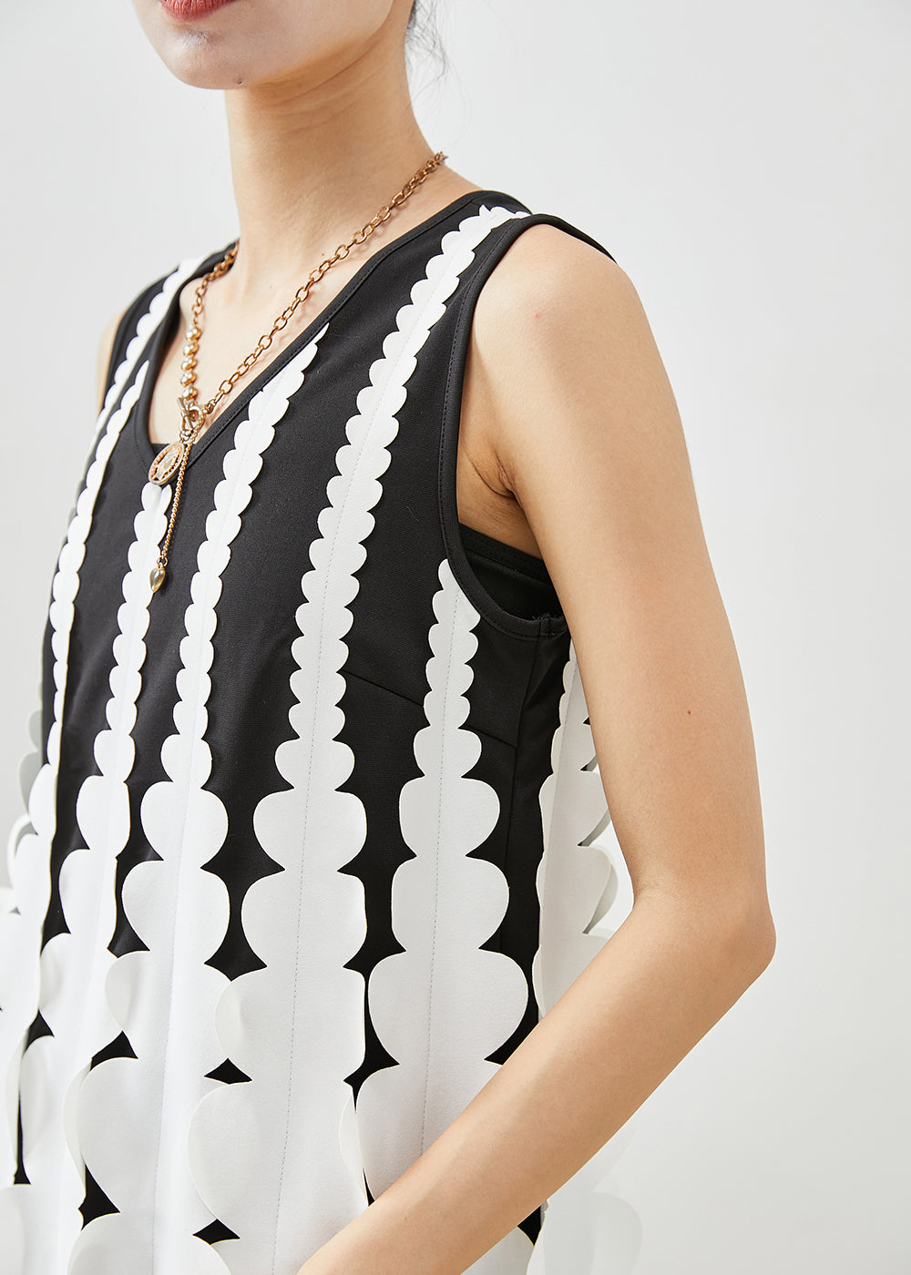 Scalloped Petal Applique V-Neck Sleeveless Shift Mini Dress - View 5