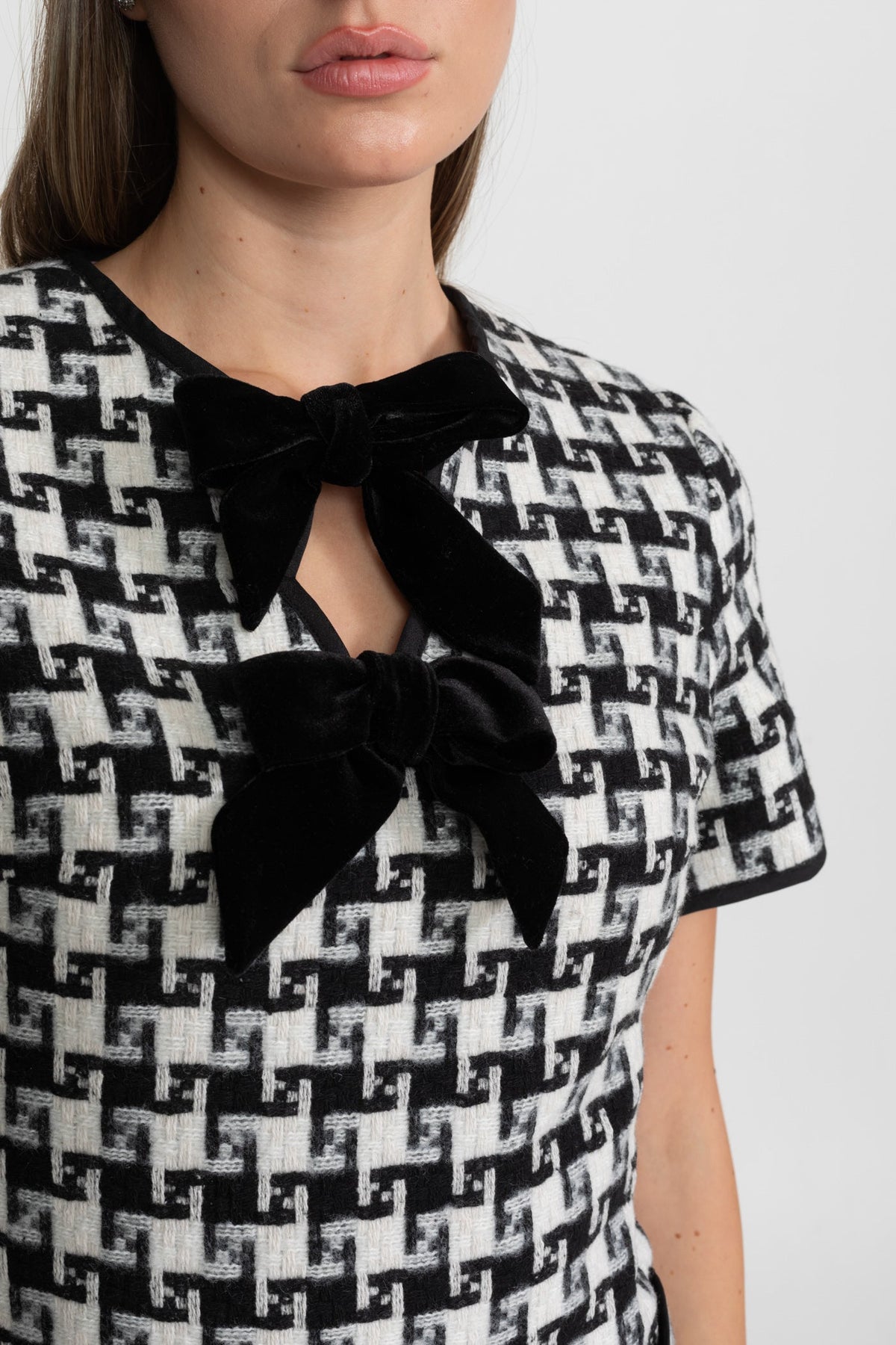 Velvet Bow Tweed Mini Dress With Check Pattern – Black And White - View 7