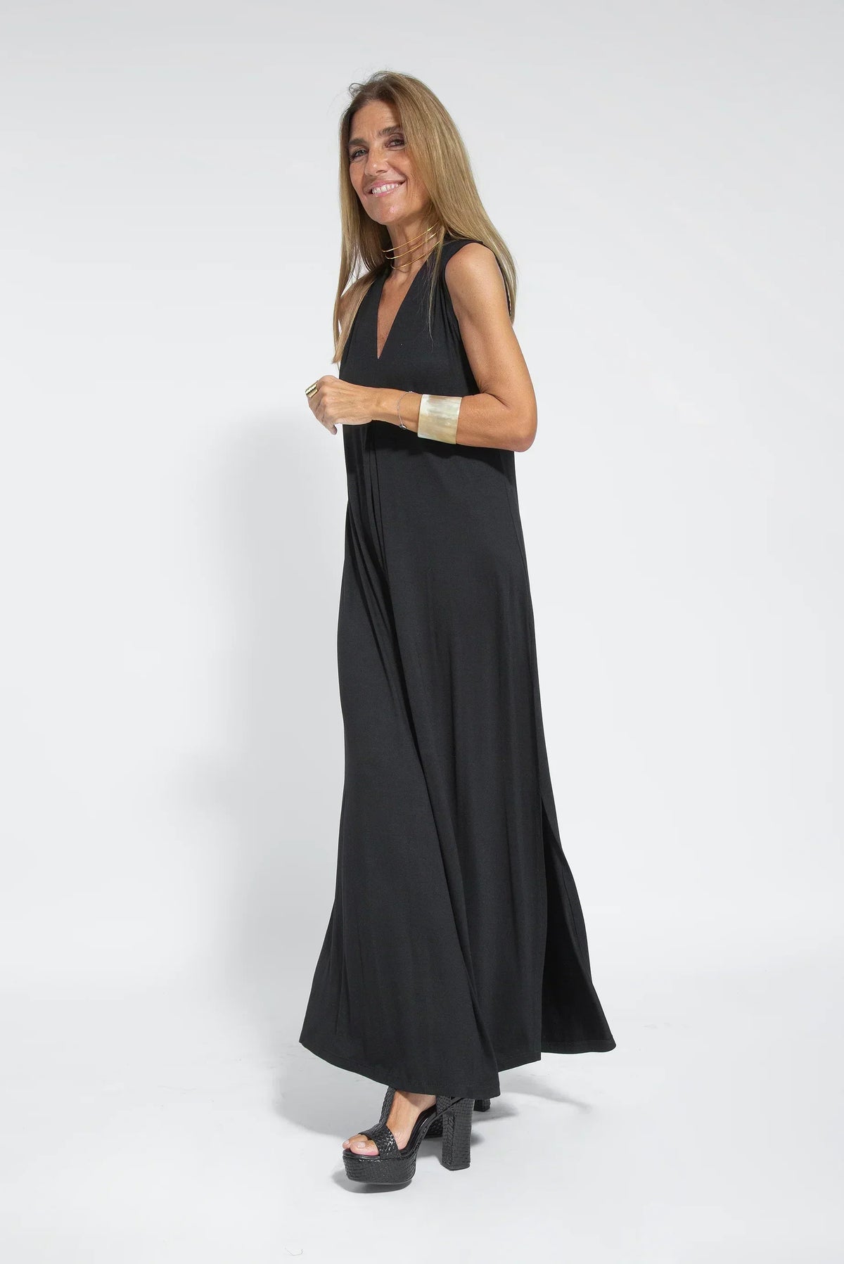 Deep V-Neck Sleeveless Center Pleat Flowy Maxi Dress - View 3